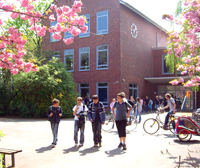 Schler vorm Eingang der Schule